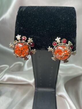 Mid-Century Fleur-de-lis Earrings – Gold-Tone Confetti & Ruby Red Rhinestones